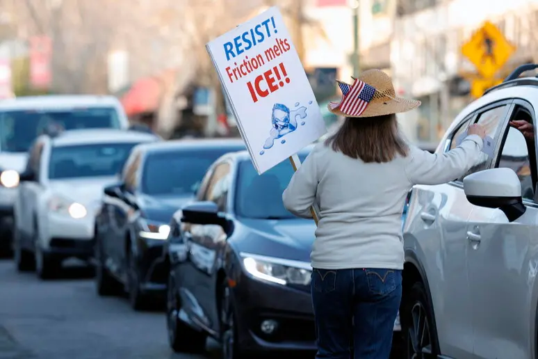 L’Ice e l’idea autoritaria dell’ordine, dalle città santuario americane a Milano Cortina: come la paura diventa metodo di governo\n