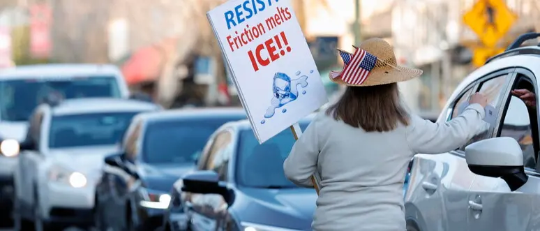 L’Ice e l’idea autoritaria dell’ordine, dalle città santuario americane a Milano Cortina: come la paura diventa metodo di governo\n