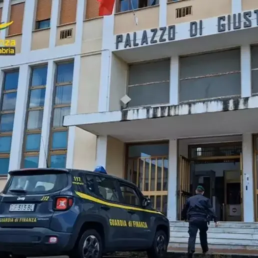 Dirigente della stradale arrestato per corruzione nel Reggino: favori ad autotrasportatori in cambio di soldi, 20 indagati\n