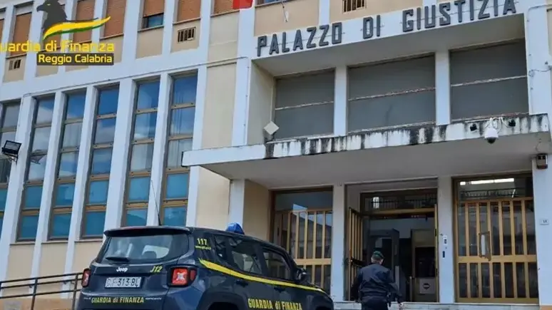 Dirigente della stradale arrestato per corruzione nel Reggino: favori ad autotrasportatori in cambio di soldi, 20 indagati\n