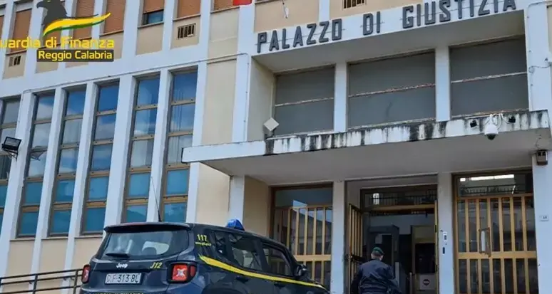 Dirigente della stradale arrestato per corruzione nel Reggino: favori ad autotrasportatori in cambio di soldi, 20 indagati\n