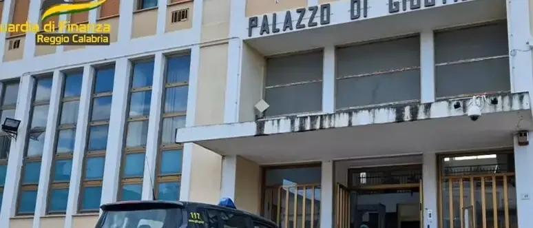 Dirigente della stradale arrestato per corruzione nel Reggino: favori ad autotrasportatori in cambio di soldi, 20 indagati\n