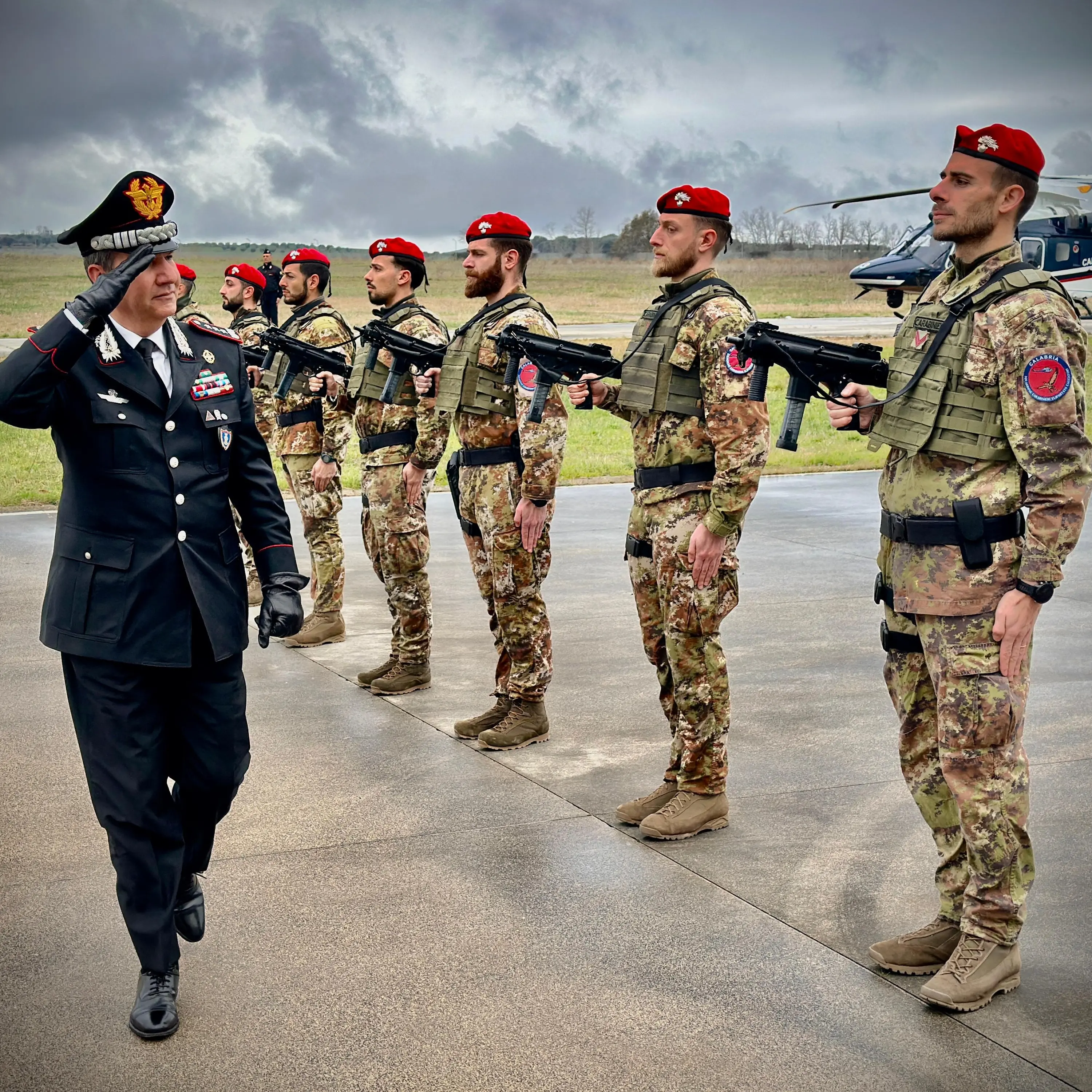 Vibo,\u00A0il comandante interregionale\u00A0Claudio Domizi in visita allo Squadrone eliportato Cacciatori Calabria\n