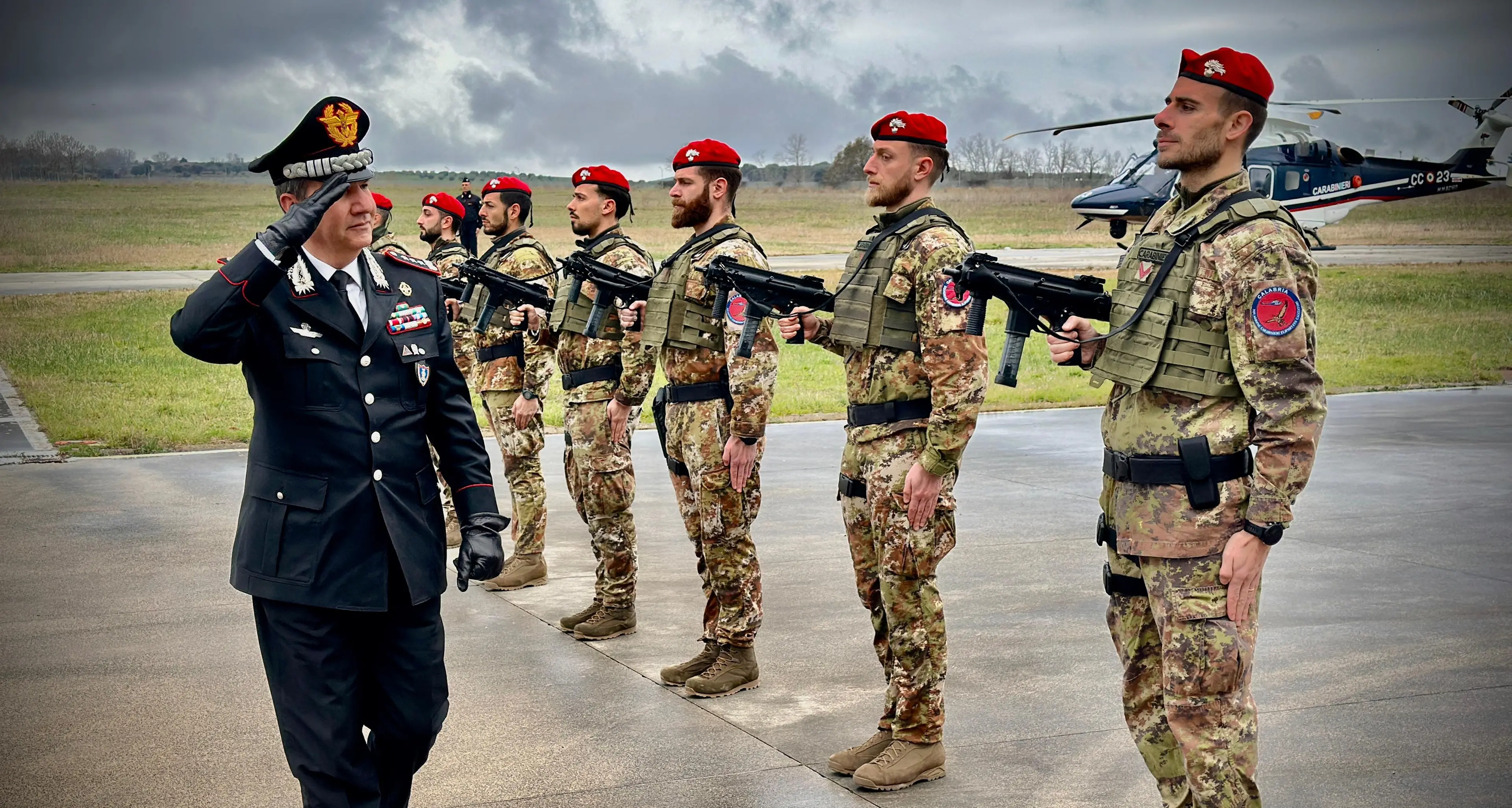 Vibo,\u00A0il comandante interregionale\u00A0Claudio Domizi in visita allo Squadrone eliportato Cacciatori Calabria\n