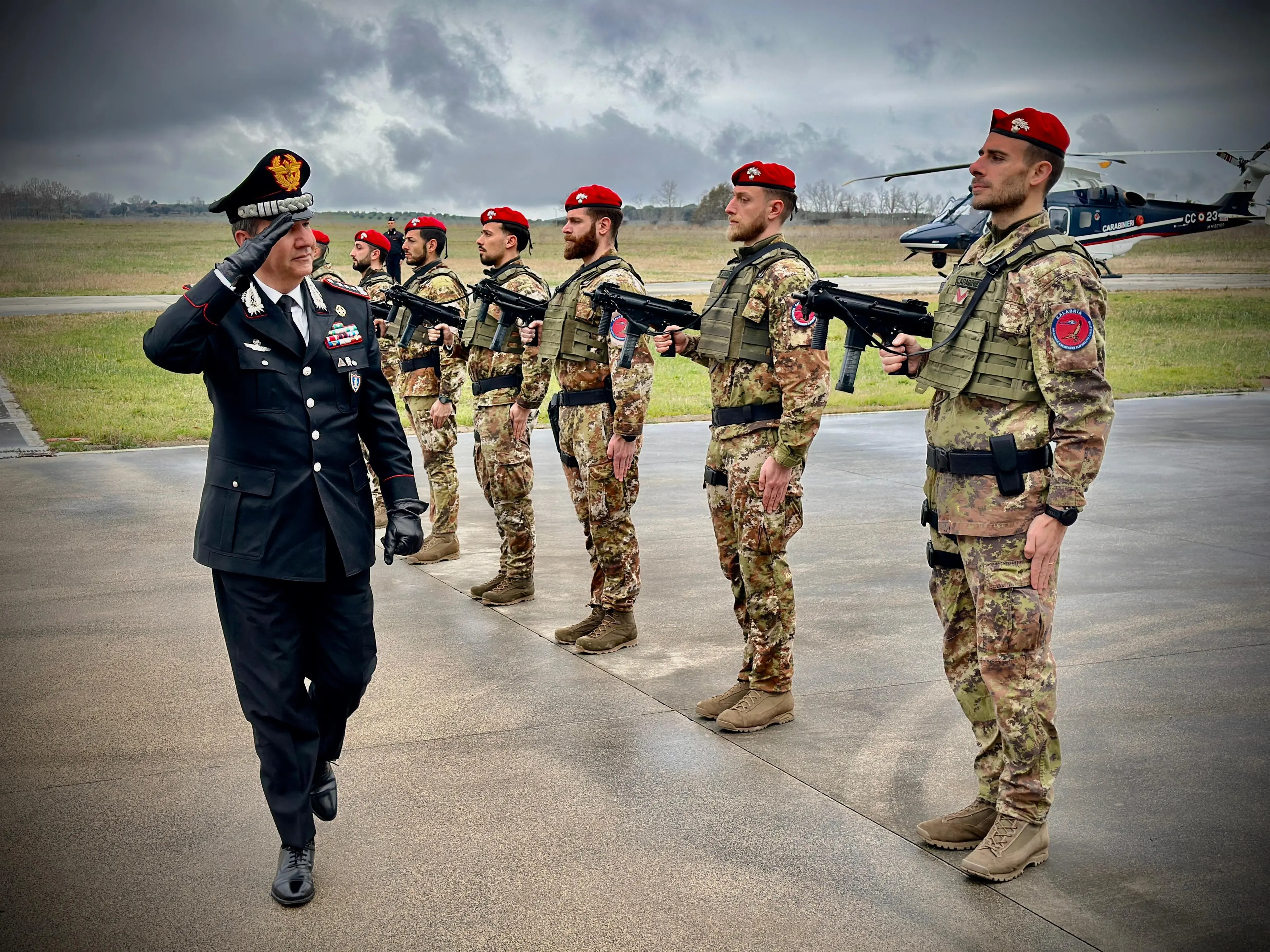 Vibo,\u00A0il comandante interregionale\u00A0Claudio Domizi in visita allo Squadrone eliportato Cacciatori Calabria\n