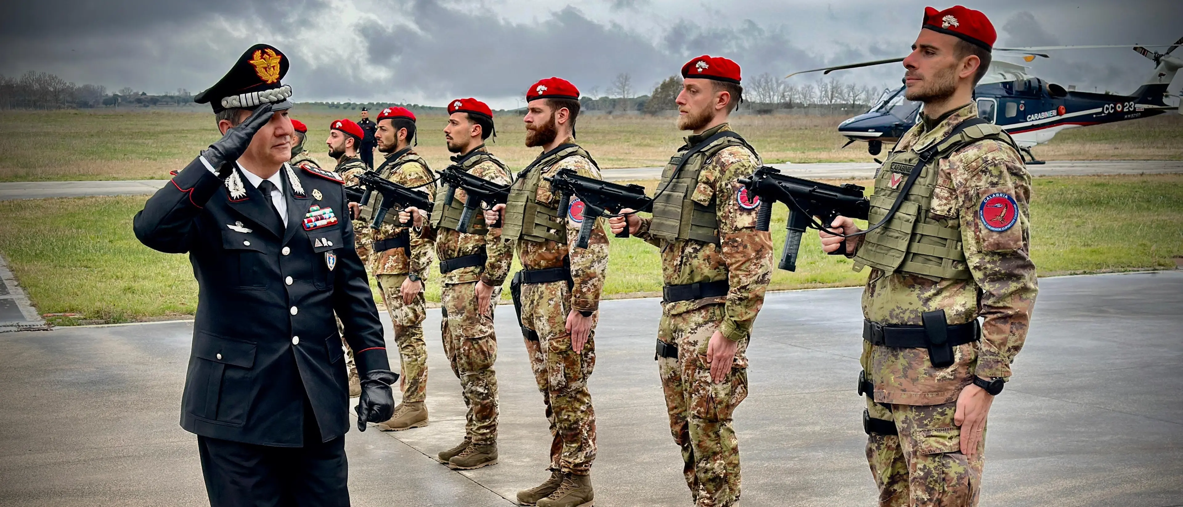 Vibo,\u00A0il comandante interregionale\u00A0Claudio Domizi in visita allo Squadrone eliportato Cacciatori Calabria\n