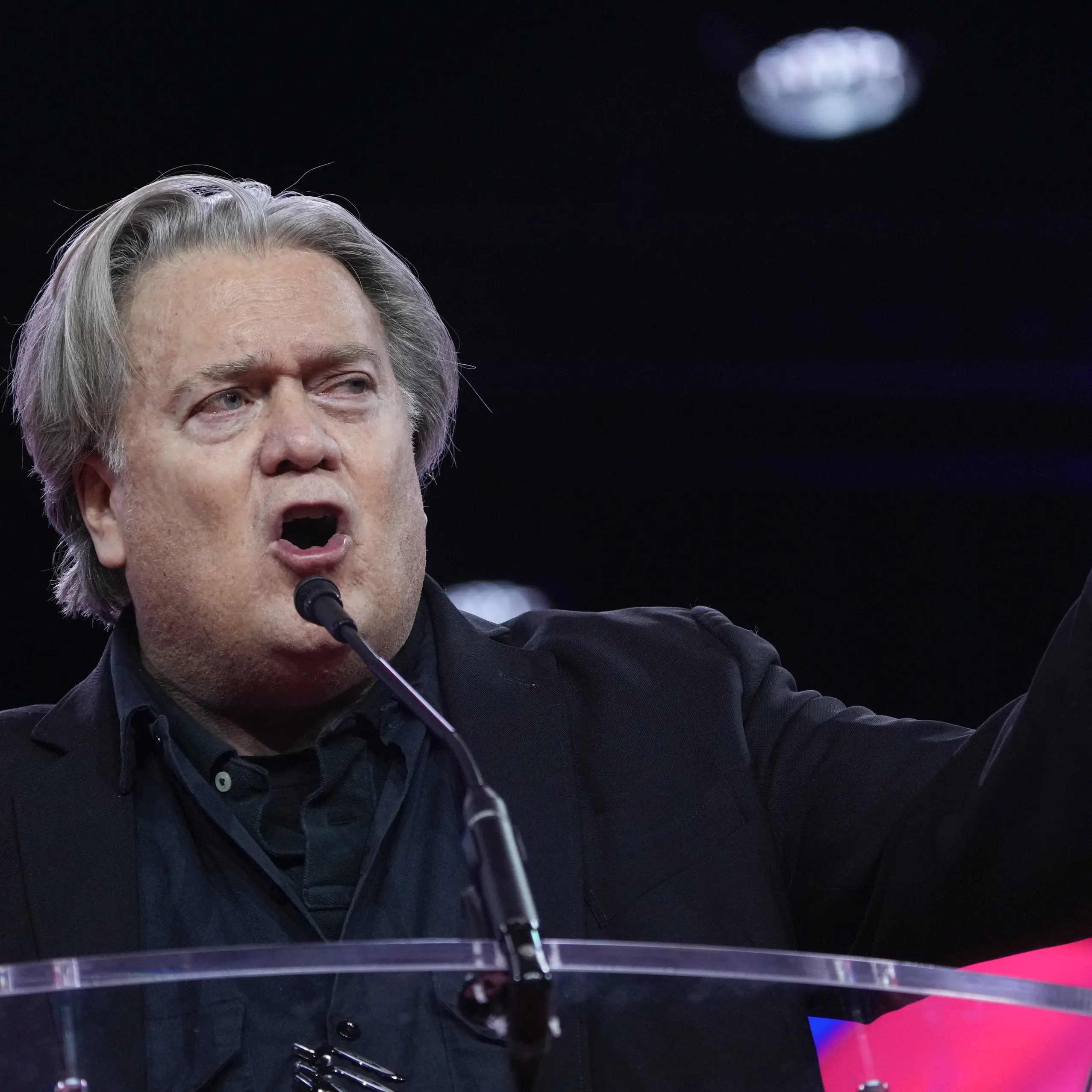 Steve Bannon, l’insulto come ideologia: quando il “fuck you” diventa il linguaggio della destra che disprezza l’Italia\n