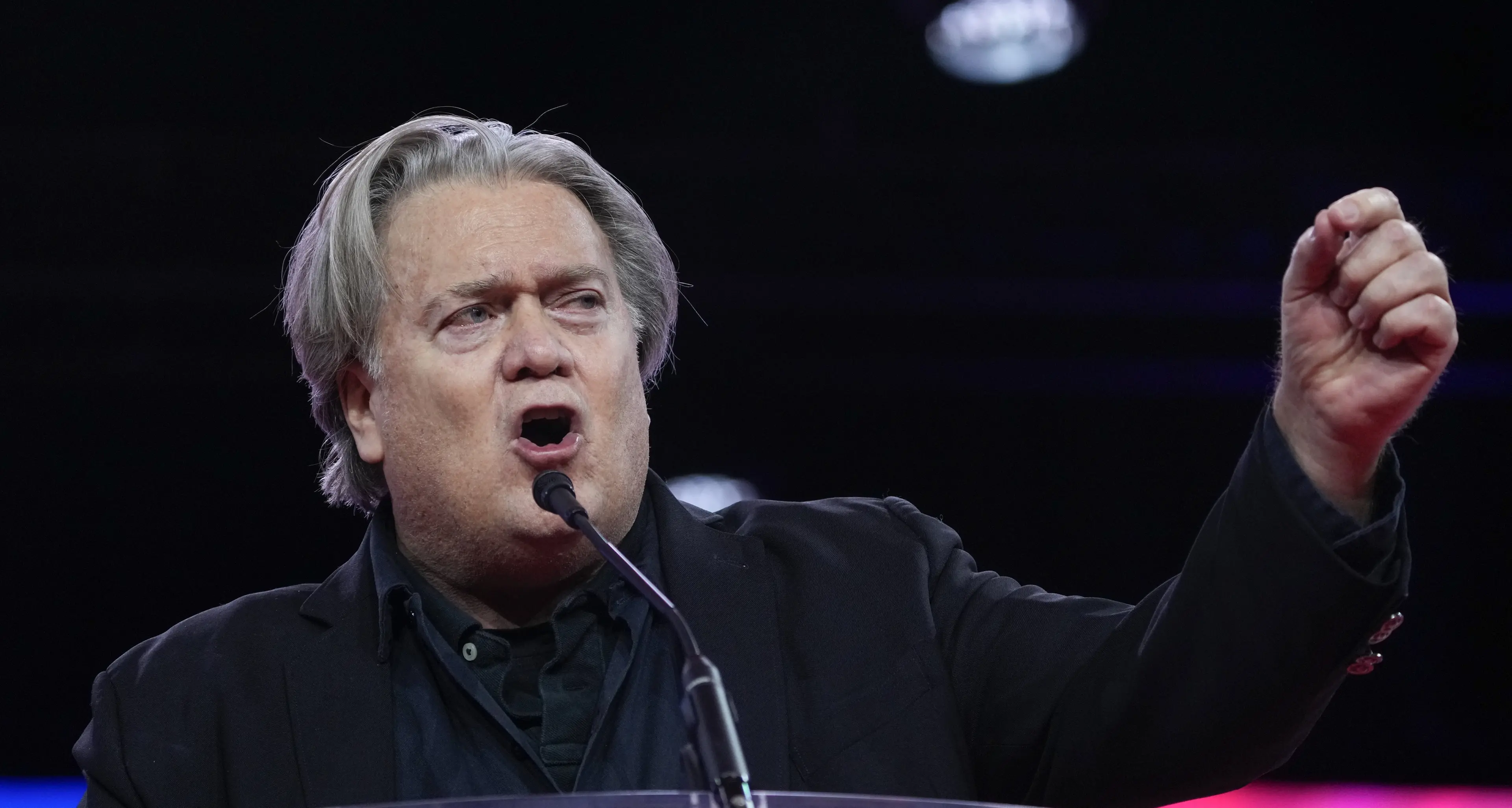 Steve Bannon, l’insulto come ideologia: quando il “fuck you” diventa il linguaggio della destra che disprezza l’Italia\n
