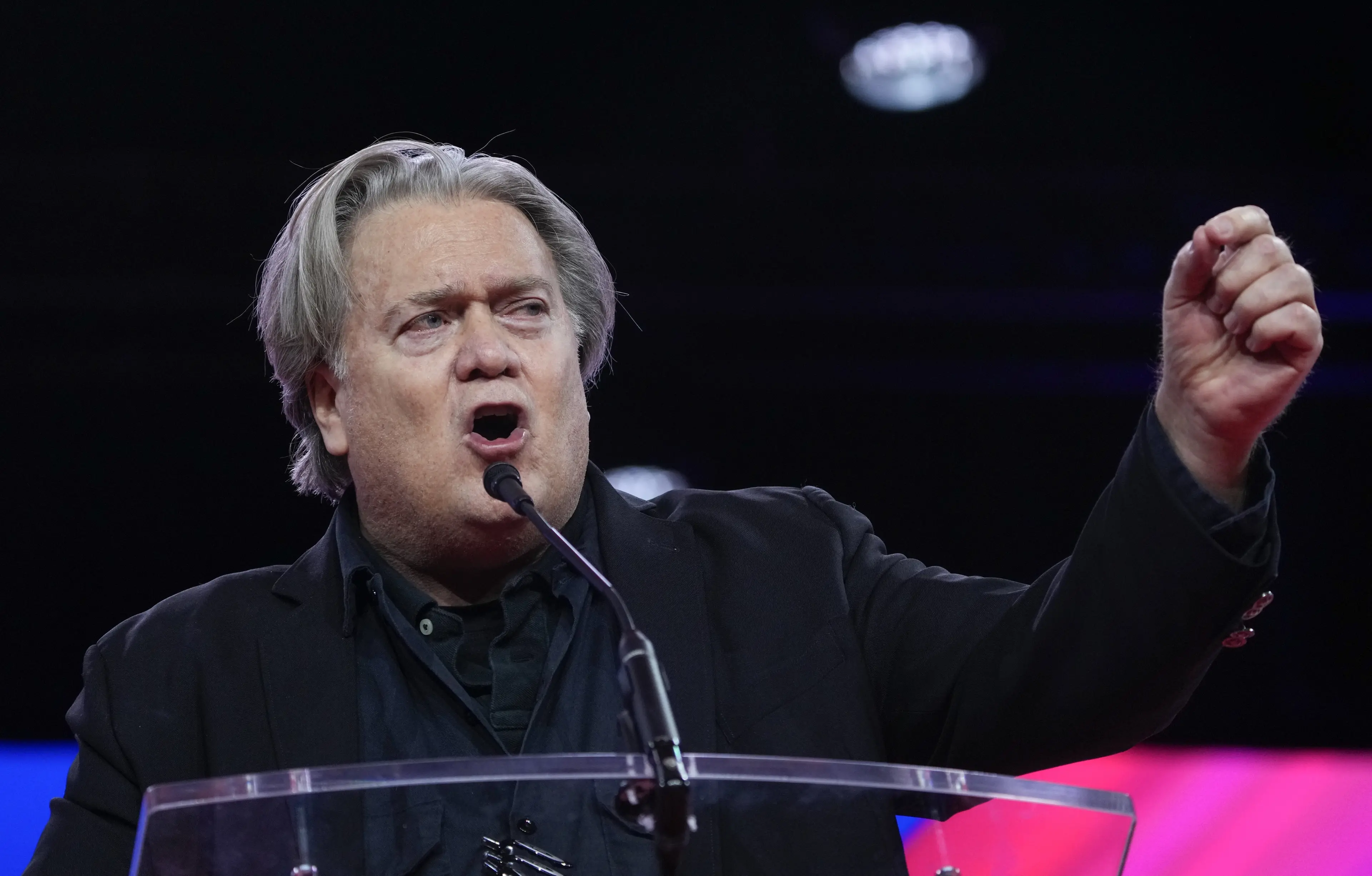 Steve Bannon, l’insulto come ideologia: quando il “fuck you” diventa il linguaggio della destra che disprezza l’Italia\n