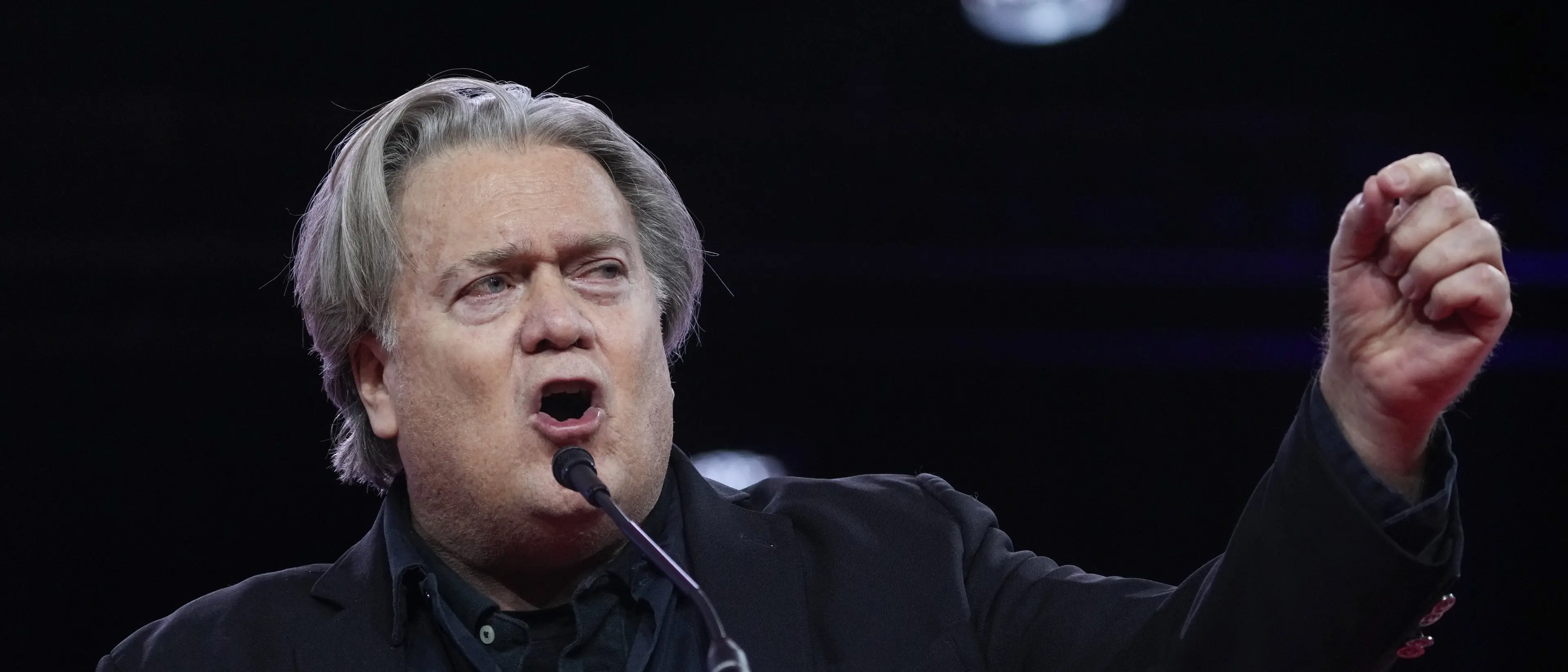 Steve Bannon, l’insulto come ideologia: quando il “fuck you” diventa il linguaggio della destra che disprezza l’Italia\n