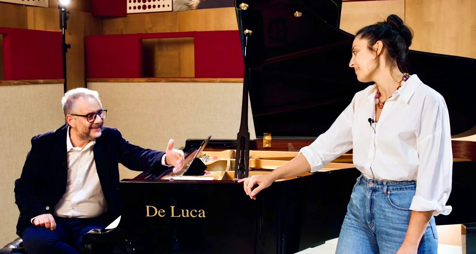 “Quattro quarti” su LaC Tv: quando la televisione diventa pensiero, musica e rito culturale contemporaneo