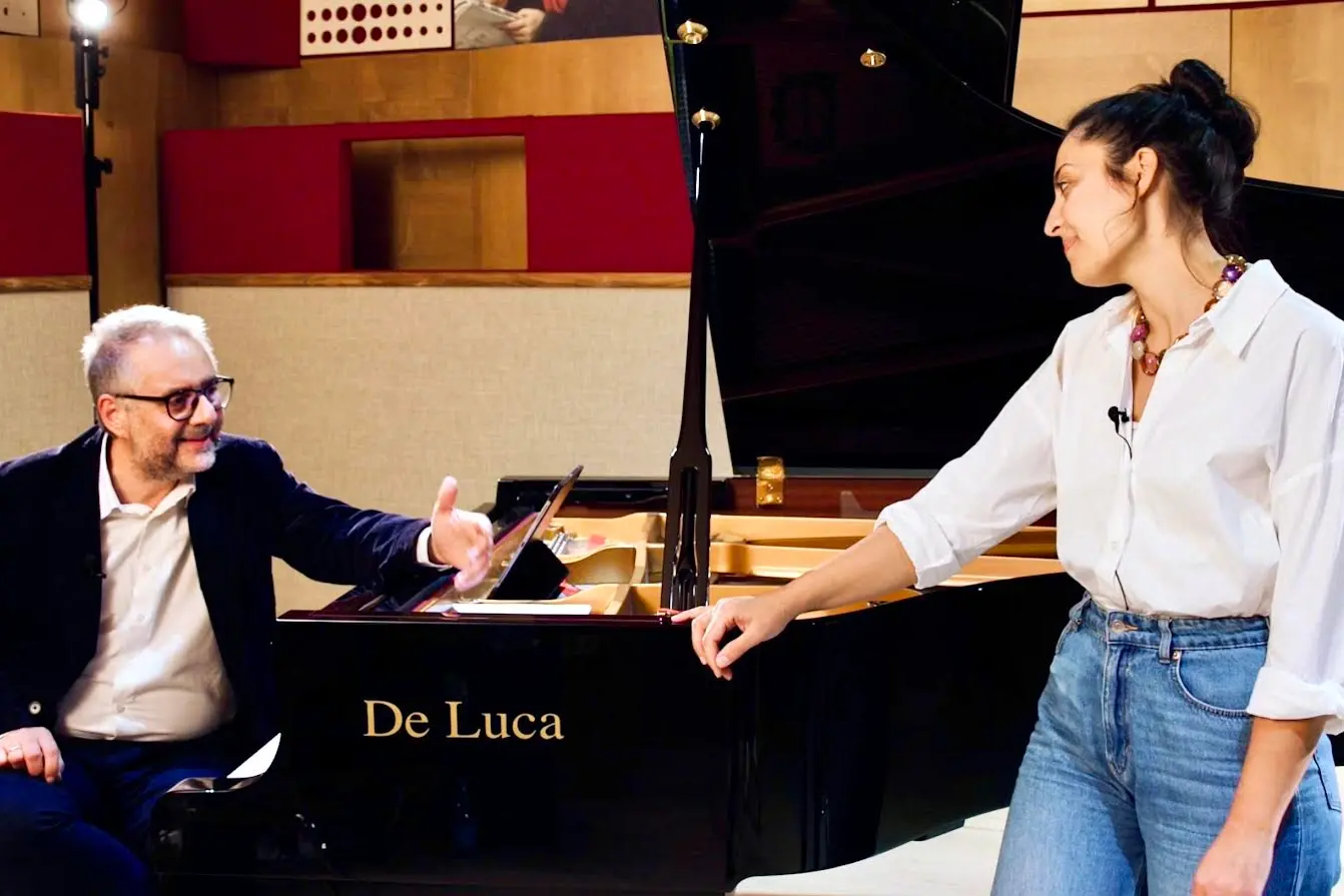 “Quattro quarti” su LaC Tv: quando la televisione diventa pensiero, musica e rito culturale contemporaneo