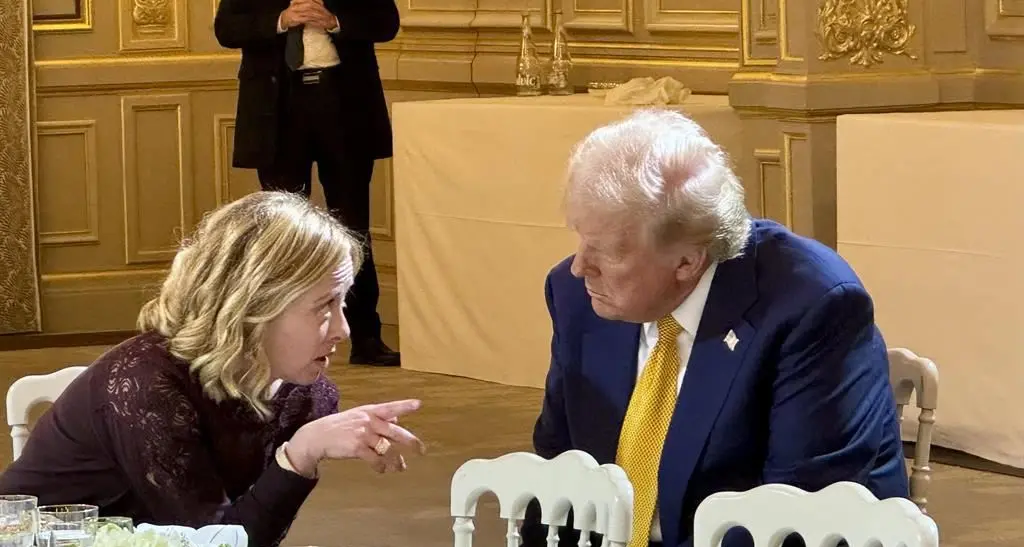 Italygate, il ritorno della farsa. Altro che amica Meloni, per Trump l’Italia resta il cuore della cospirazione globale\n