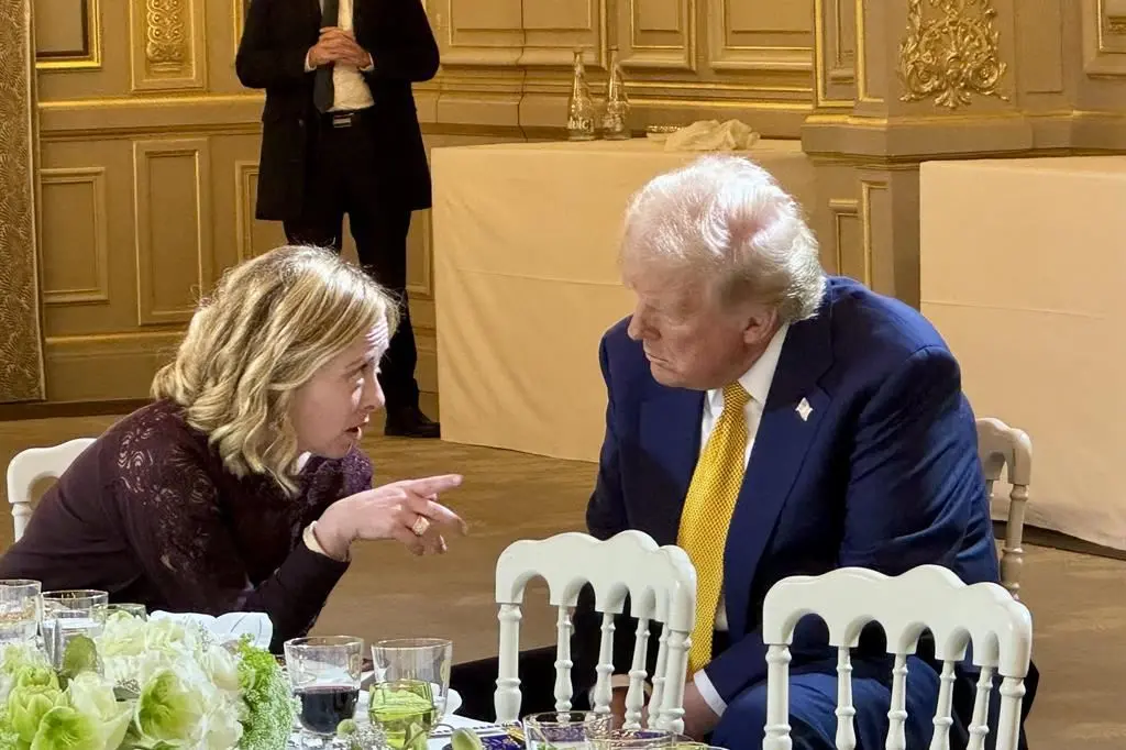 Italygate, il ritorno della farsa. Altro che amica Meloni, per Trump l’Italia resta il cuore della cospirazione globale\n