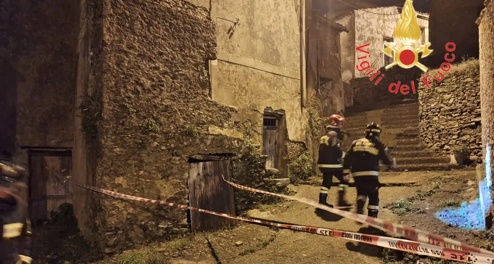 Girifalco, crollano tetto e solaio di un edificio abbandonato e degradato