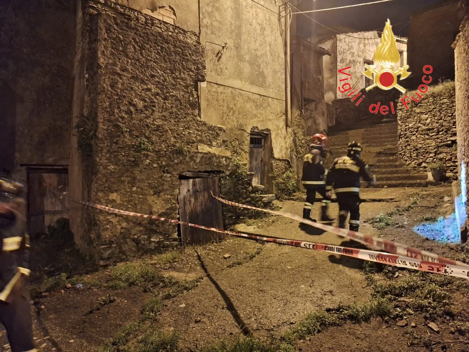 Girifalco, crollano tetto e solaio di un edificio abbandonato e degradato