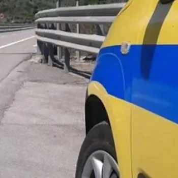 Massi sulla statale 18 a Bagnara Calabra: strada chiusa al traffico\n