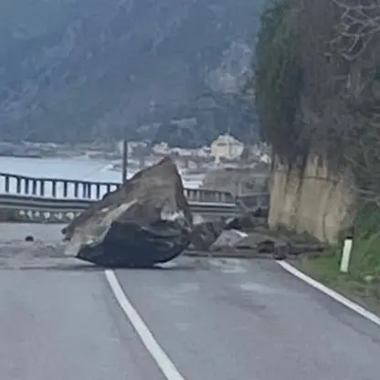 Bagnara, masso sulla carreggiata: traffico rallentato, si procede con cautela\n