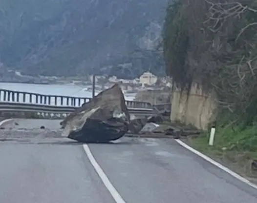 Bagnara, masso sulla carreggiata: traffico rallentato, si procede con cautela\n