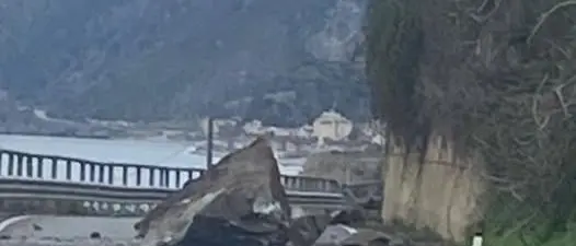Bagnara, masso sulla carreggiata: traffico rallentato, si procede con cautela\n