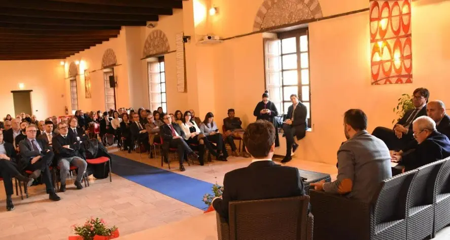 A Cerisano il sapere si apre al futuro: palazzo Sersale accoglie il Master di II livello su organizzazione, leadership e gestione delle risorse umane\n