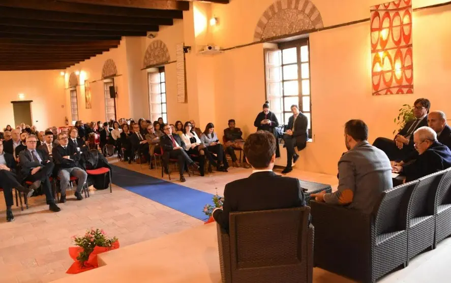 A Cerisano il sapere si apre al futuro: palazzo Sersale accoglie il Master di II livello su organizzazione, leadership e gestione delle risorse umane\n