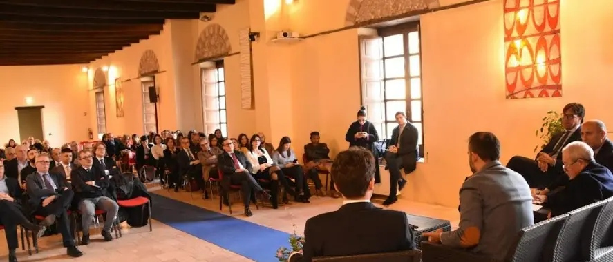 A Cerisano il sapere si apre al futuro: palazzo Sersale accoglie il Master di II livello su organizzazione, leadership e gestione delle risorse umane\n