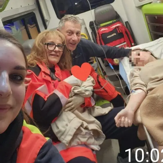 Parto in ambulanza nella notte: fiocco azzurro alle 2.30 del 29 gennaio 2026\n