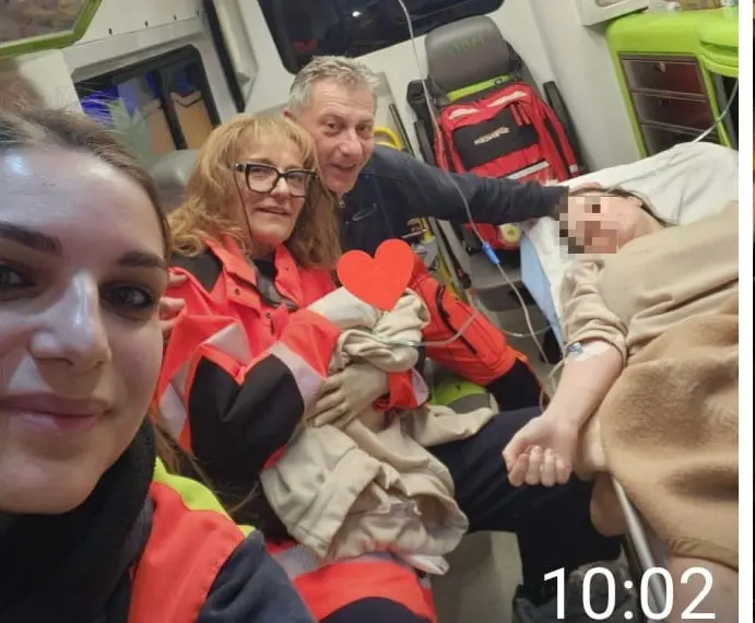 Parto in ambulanza nella notte: fiocco azzurro alle 2.30 del 29 gennaio 2026\n