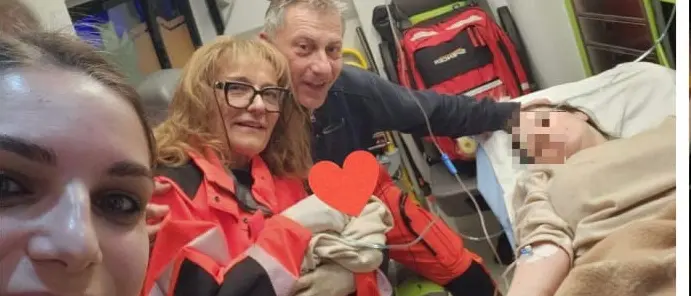 Parto in ambulanza nella notte: fiocco azzurro alle 2.30 del 29 gennaio 2026\n