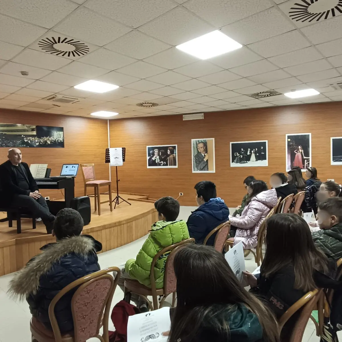 Il Teatro Politeama di Catanzaro approda tra i banchi con il nuovo progetto “Lirica a scuola”\n