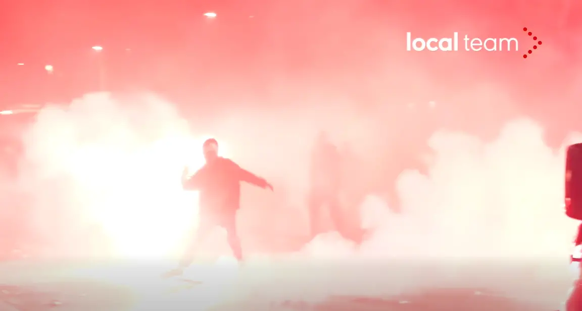 Scontri a Torino per Askatasuna,\u00A0lacrimogeni e bombe carta nel cuore della città: 6 feriti, camionetta della polizia in fiamme\n