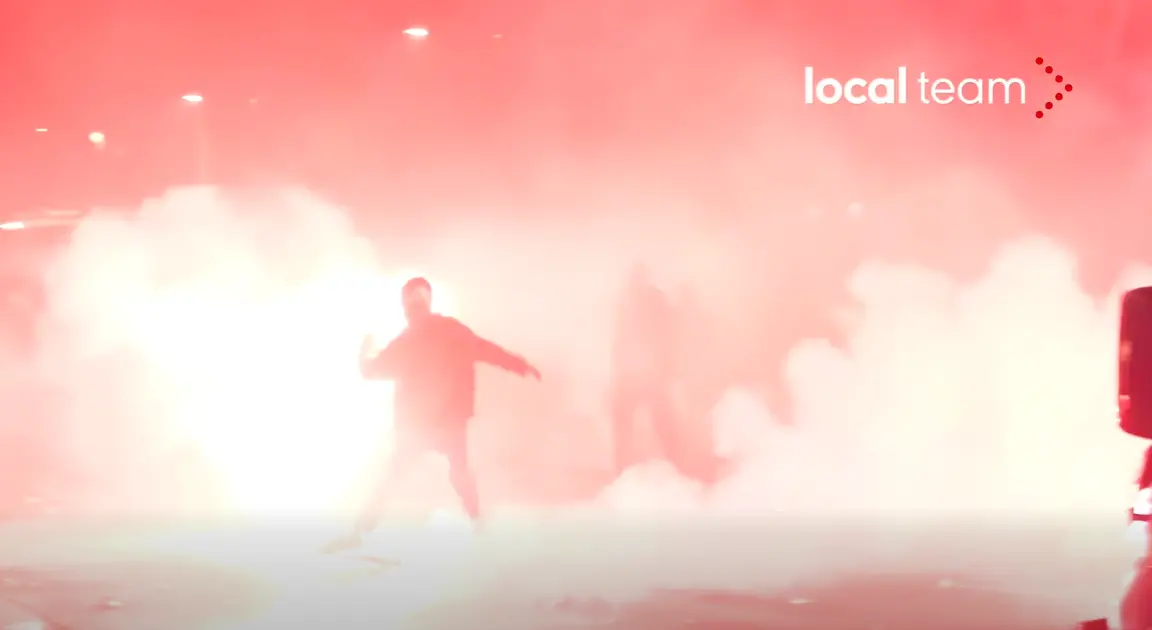 Scontri a Torino per Askatasuna,\u00A0lacrimogeni e bombe carta nel cuore della città: 6 feriti, camionetta della polizia in fiamme\n