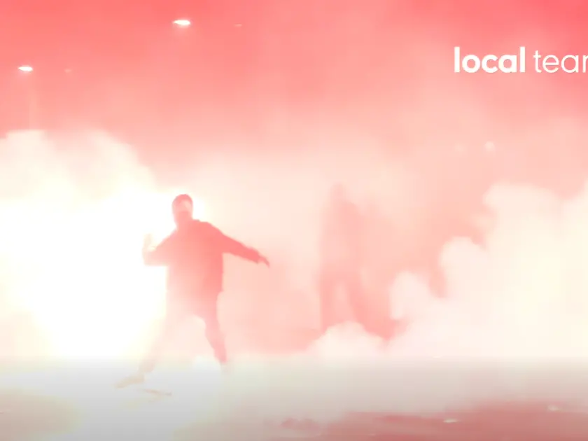 Scontri a Torino per Askatasuna, lacrimogeni e bombe carta nel cuore della città: 6 feriti, camionetta della polizia in fiamme