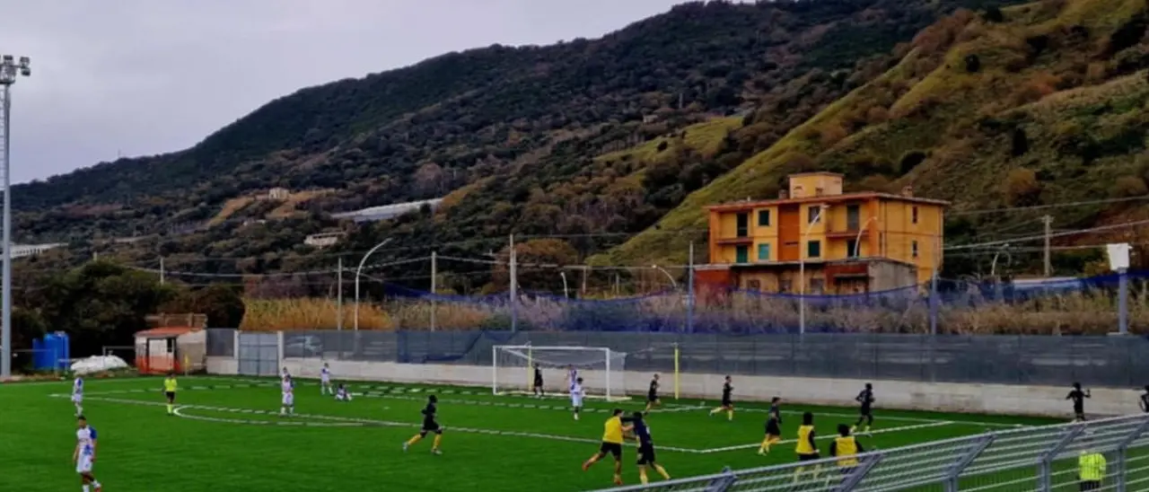 L’esordio nello stadio ritrovato è amaro per il Pizzo: i napitini perdono lo scontro salvezza contro il Melito\n