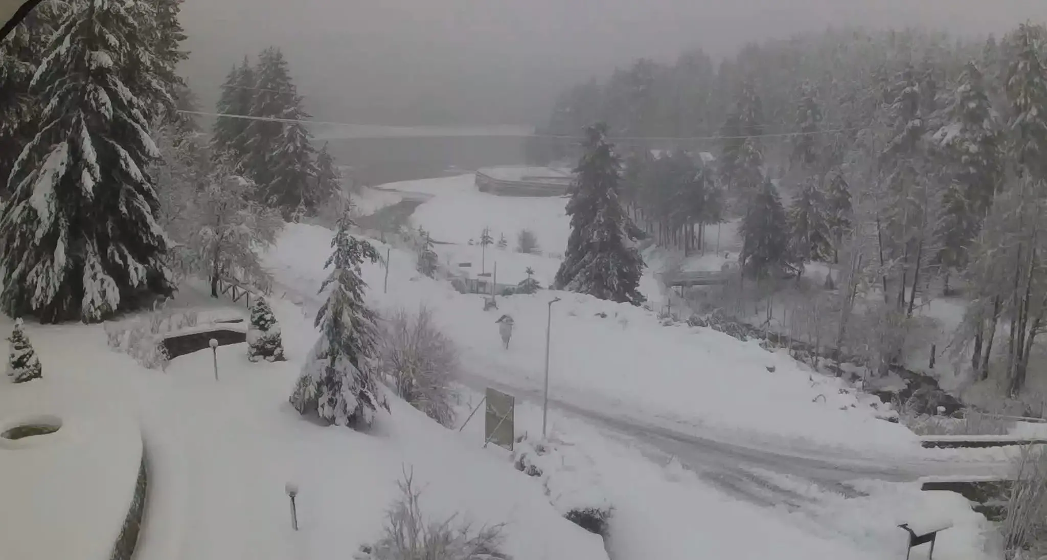 Il maltempo non molla la Calabria, torna lo spettacolo della neve in Sila e Aspromonte: le foto\n