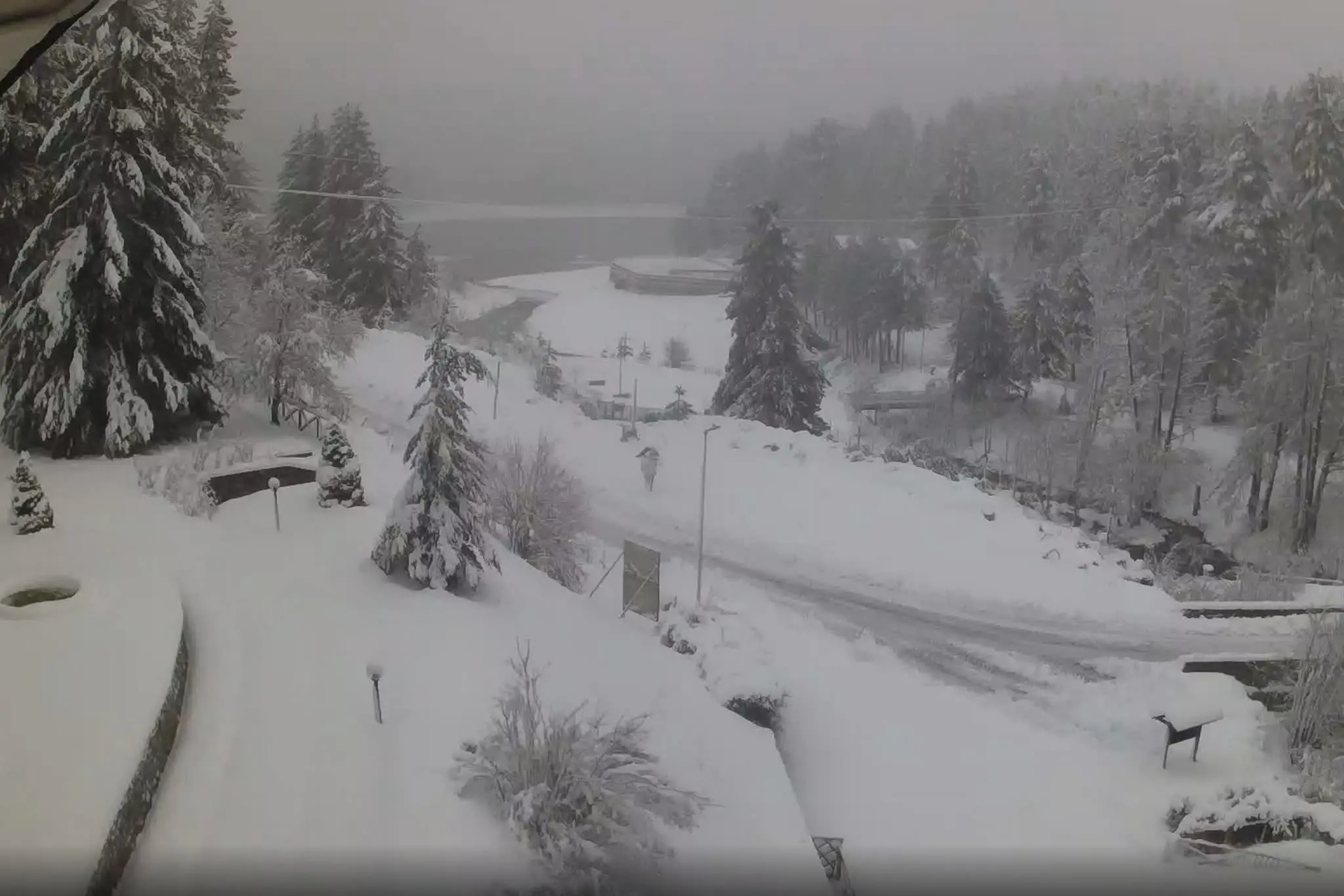 Il maltempo non molla la Calabria, torna lo spettacolo della neve in Sila e Aspromonte: le foto\n