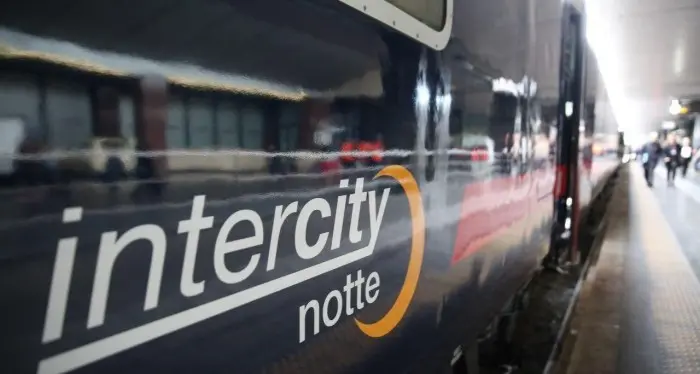 Intercity diretto a Reggio bloccato in prossimità di Ricadi: vigili del fuoco al lavoro per evacuare i passeggeri\n