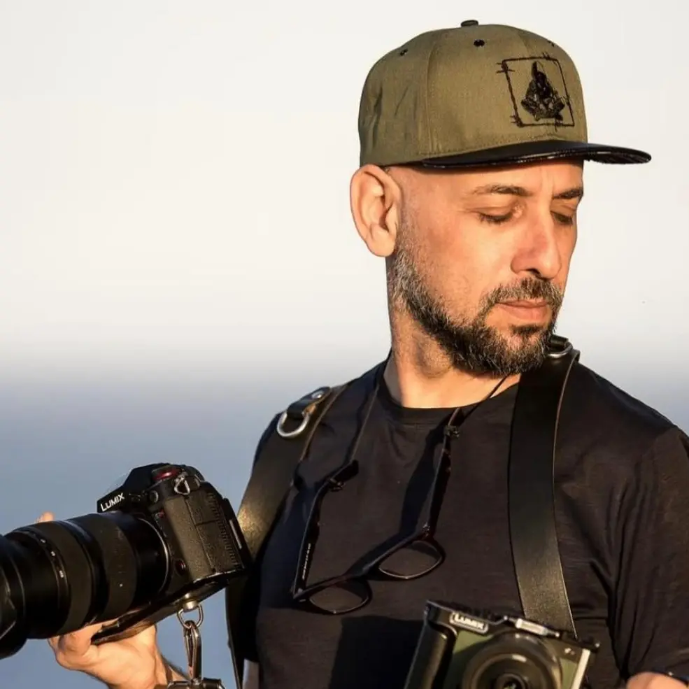 “Niente di definitivo”, Bernardo Migliaccio Spina racconta le complessità del presente tra comicità e inquietudine\n