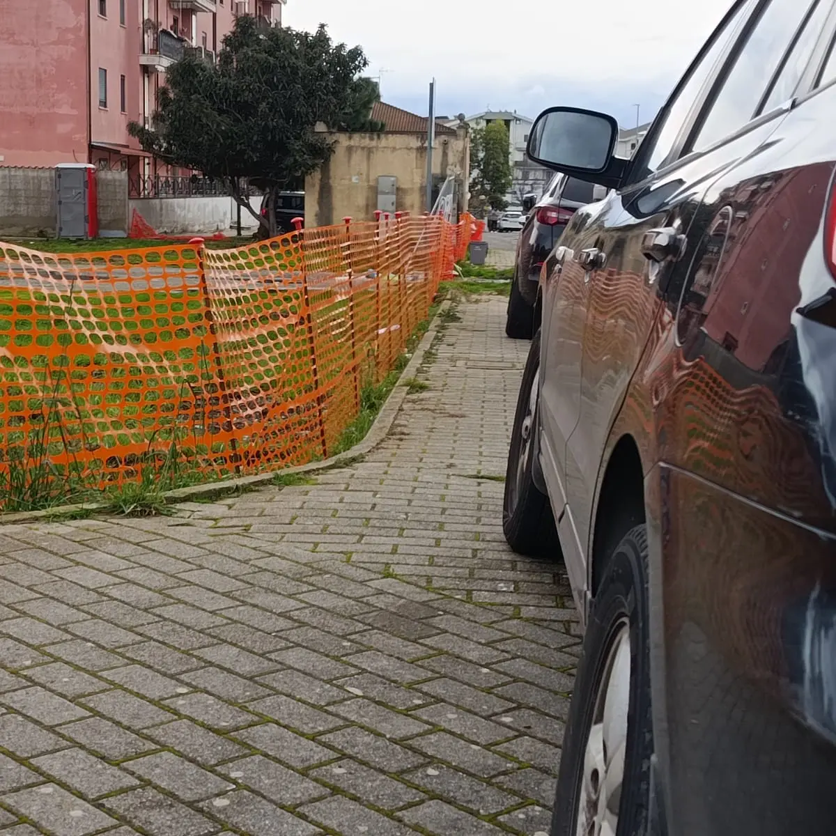 Un’altra giornata di caos a Moderata Durant,\u00A0quartiere assediato dalle auto: «Siamo in trappola»