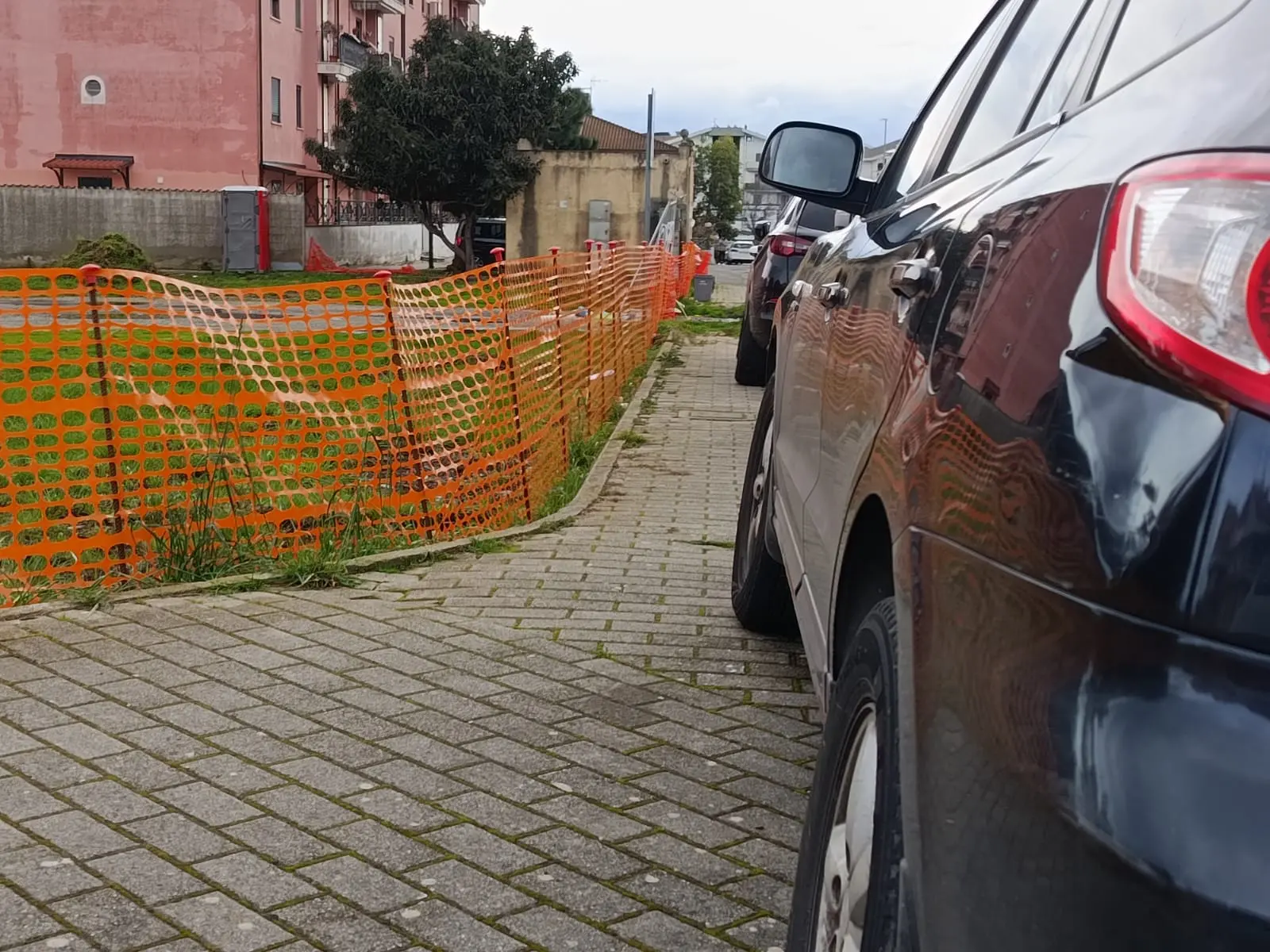 Un’altra giornata di caos a Moderata Durant, quartiere assediato dalle auto: «Siamo in trappola»
