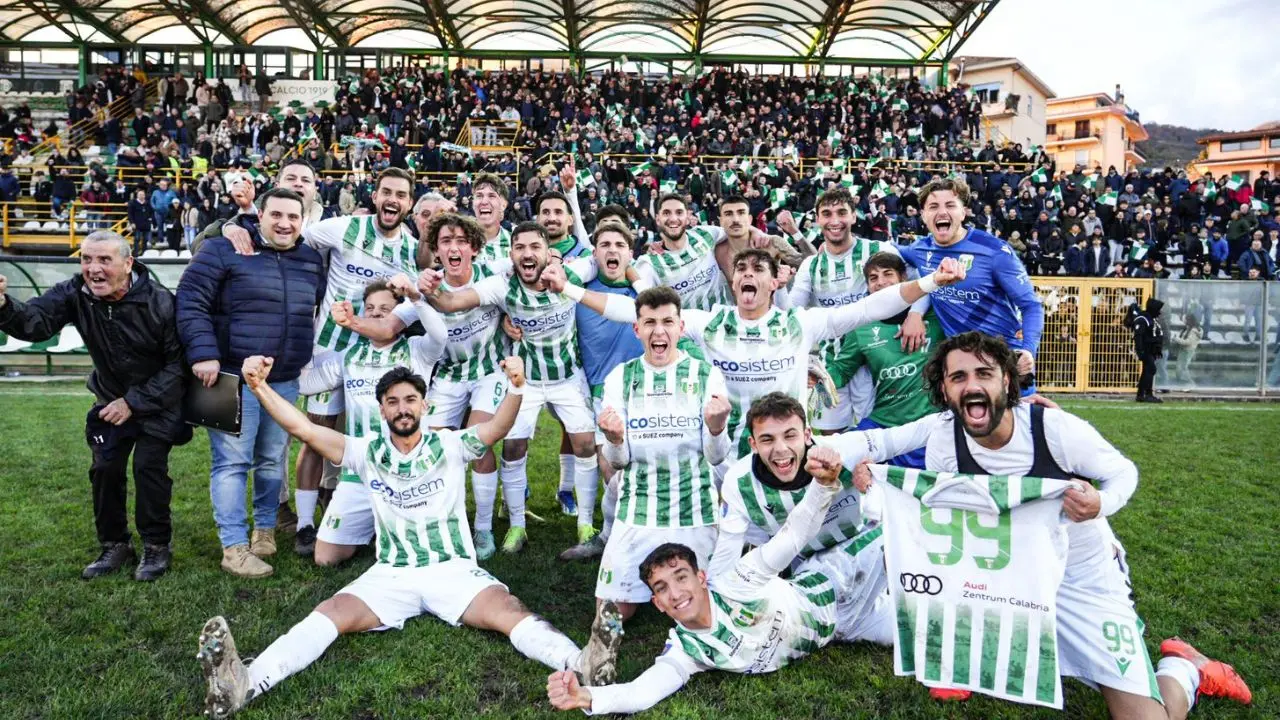 Vigor Lamezia, il derby è tuo: i biancoverdi battono 1-0 il Sambiase e fanno festa\n