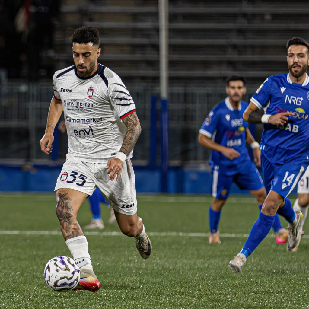 Serie C, il Crotone ribalta Siracusa e vola: Zunno, Vinicius e Gomez firmano la terza vittoria: finale 1-3\n
