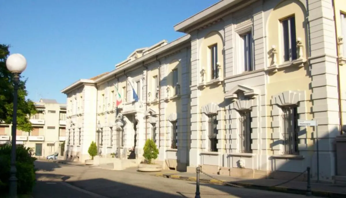 Crollo al teatro Manfroce di Palmi, il Comune:\u00A0«Struttura chiusa in via\u00A0precauzionale, avviate subito verifiche techiche»\n