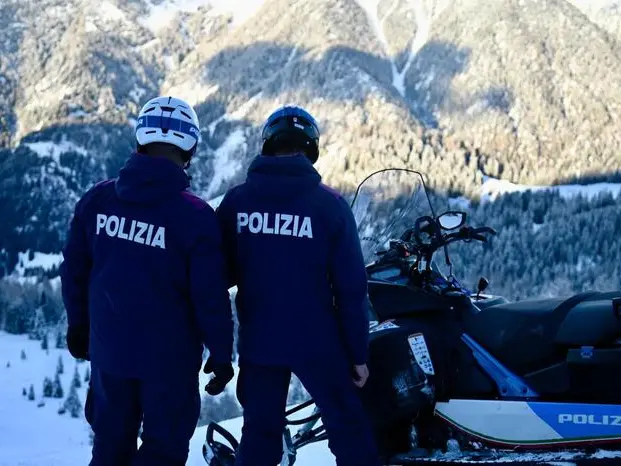 Per Milano-Cortina portatevi i calzini pesanti: agenti al gelo senza dotazioni adeguate, esplode la protesta della Polizia