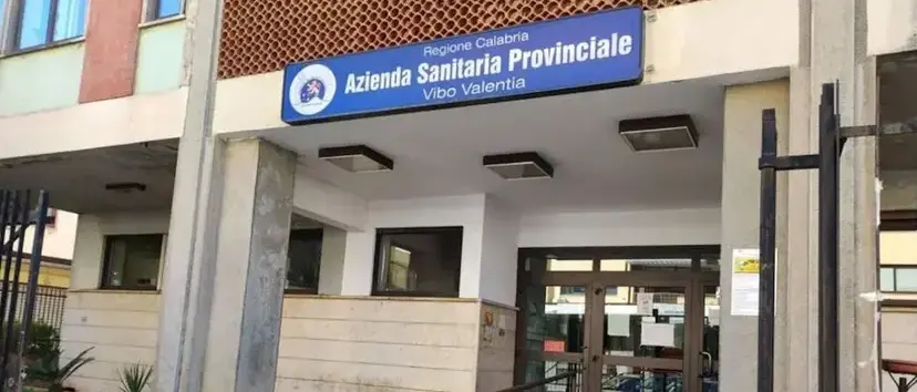 L’Asp di Vibo approva il piano triennale e scatena la reazione dei sindacati: «Nessun confronto, ci convochino subito»\n