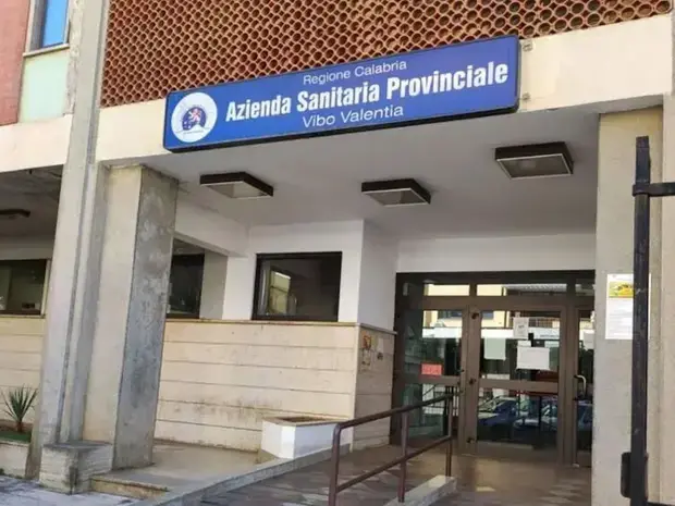 L’Asp di Vibo approva il piano triennale e scatena la reazione dei sindacati: «Nessun confronto, ci convochino subito»