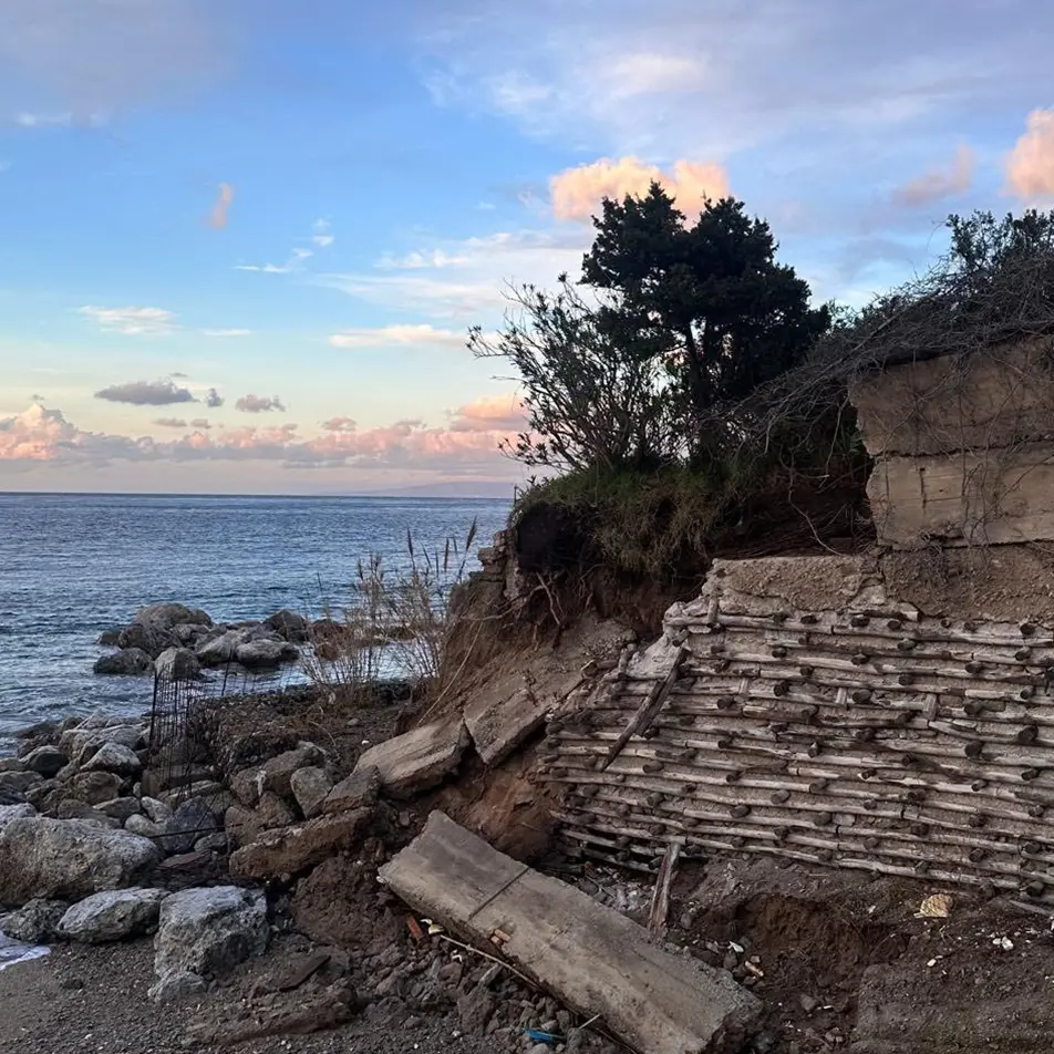 Danni delle\u00A0mareggiate a\u00A0Cannitello, Imbesi smentisce la maggioranza:\u00A0«Acqua nelle case e\u00A0muri di protezione distrutti nei pressi delle foci del Piria e dello Zagarella»\n