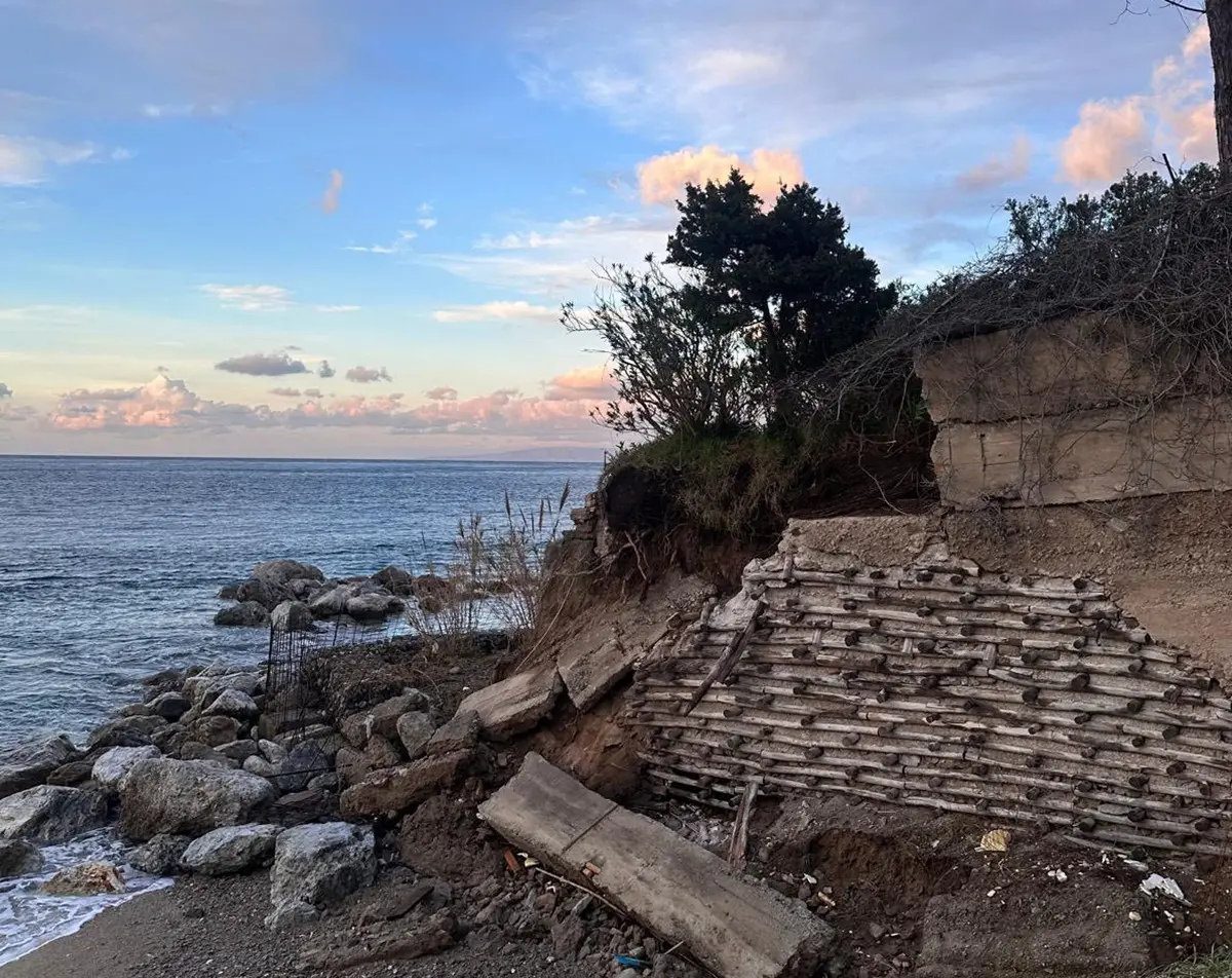 Danni delle\u00A0mareggiate a\u00A0Cannitello, Imbesi smentisce la maggioranza:\u00A0«Acqua nelle case e\u00A0muri di protezione distrutti nei pressi delle foci del Piria e dello Zagarella»\n