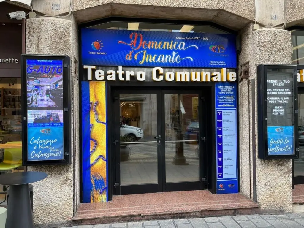 Al Teatro Comunale\u00A0il dialetto catanzarese torna protagonista con\u00A0“Nel segno di Gemelli – Secondo Atto”\n